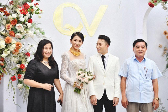 Hình ảnh bà xã Phan Mạnh Quỳnh đeo vòng vàng nặng trĩu cổ thu hút sự chú ý. Ảnh: Linh Nga Bridal.  