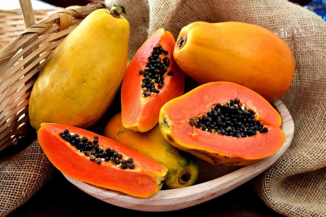 Đu đủ chứa khoảng 55 calo trong mỗi 140g. Nó cũng là một nguồn cung cấp vitamin A và kali.  