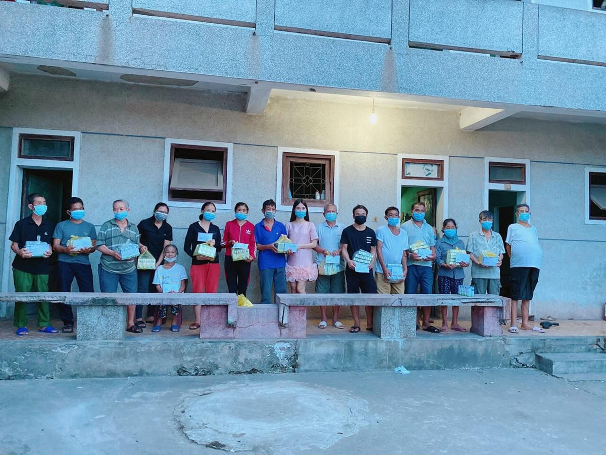 Nhóm thiện nguyện trao gần 1.000 hộp sữa cho các bệnh nhân xóm chạy thận gần Bệnh viện GTVT Vinh.  