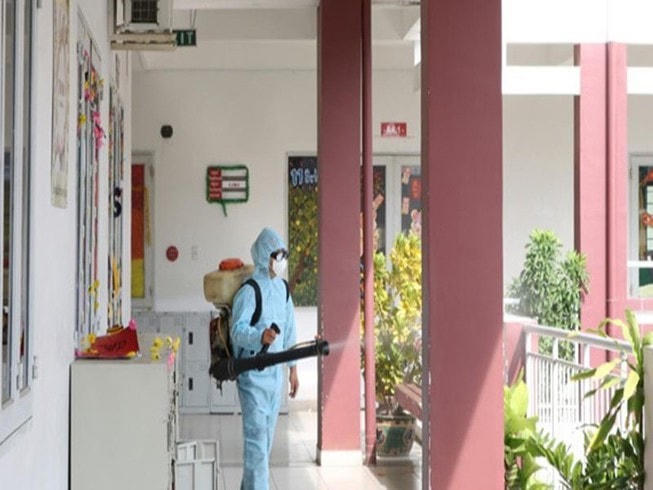 Sát khuẩn tại các trường học, để phòng chống dịch Covid-19.