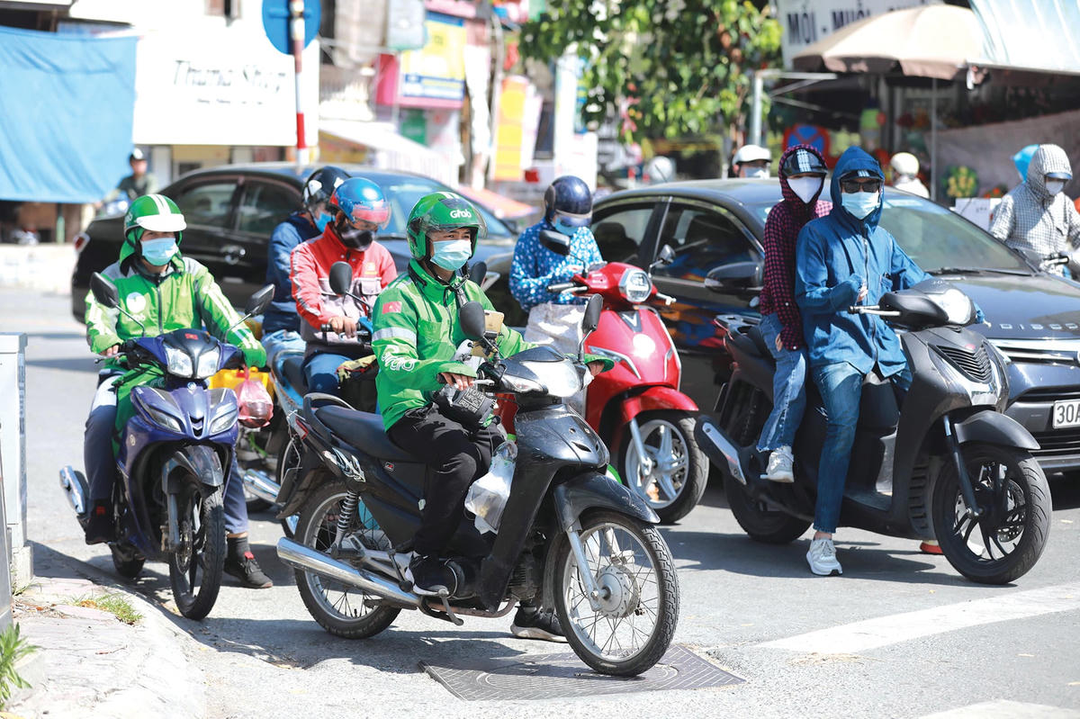 Người Hà Nội thực hiện việc đeo khẩu trang nơi công cộng.