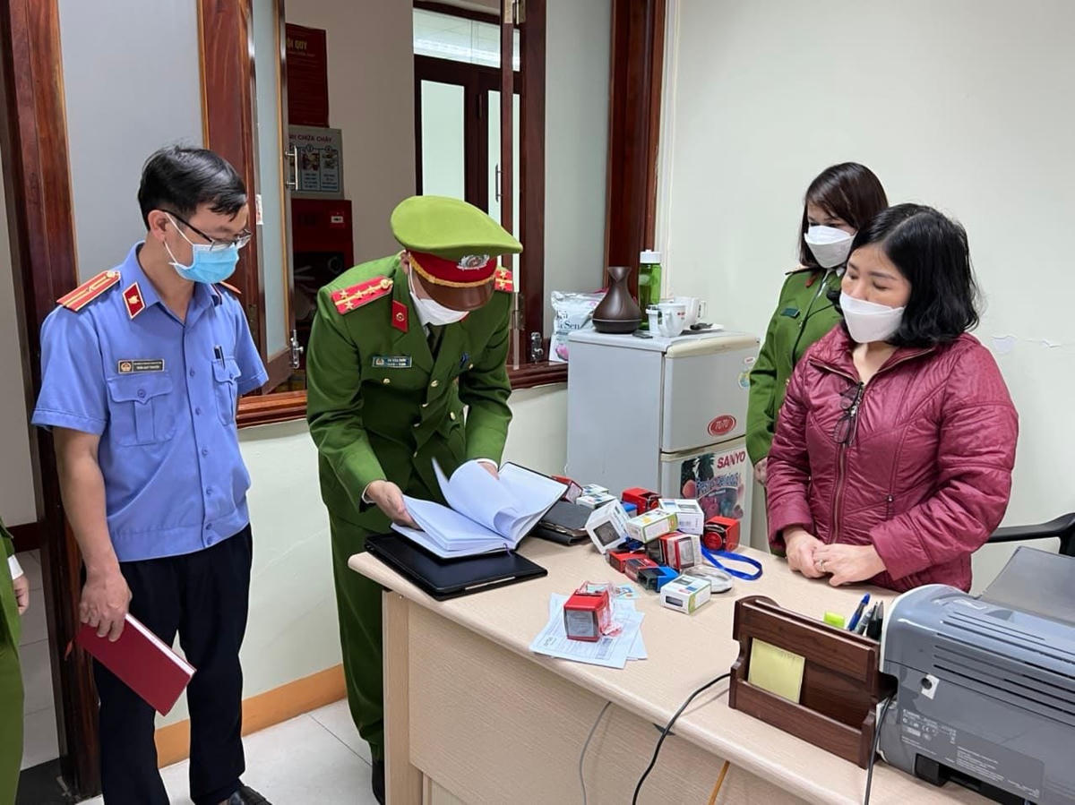 Bị can Lưu Thị Thanh Tâm, chuyên viên Phòng Phát triển doanh nghiệp (Trung tâm xúc tiến đầu tư, thương mại và du lịch Nghệ An) bị khám xét phòng làm việc, thu giữ nhiều tài liệu liên quan.