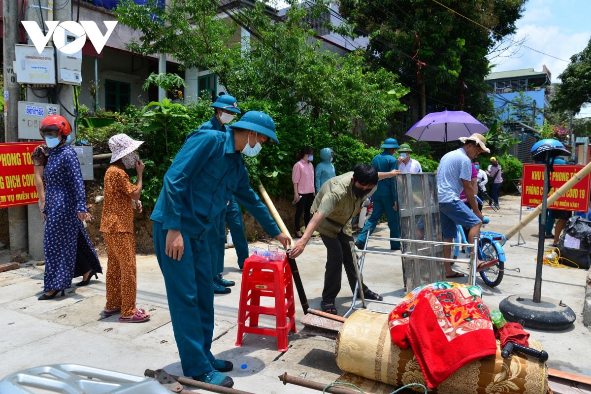 Người dân trong khu phố ai cũng phấn khởi vì nhịp sống đã trở lại bình thường.