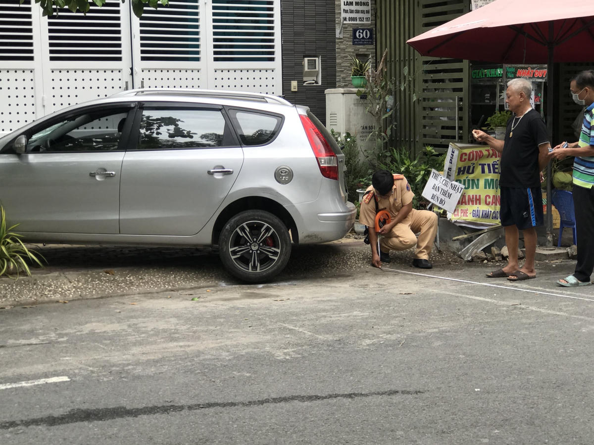 CSGT khám nghiệm hiện trường. Ảnh: Trung Lĩnh.