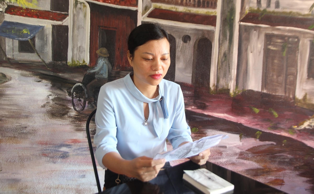 Cô giáo Ngô Thị Liên Hòa trình bày sự việc.