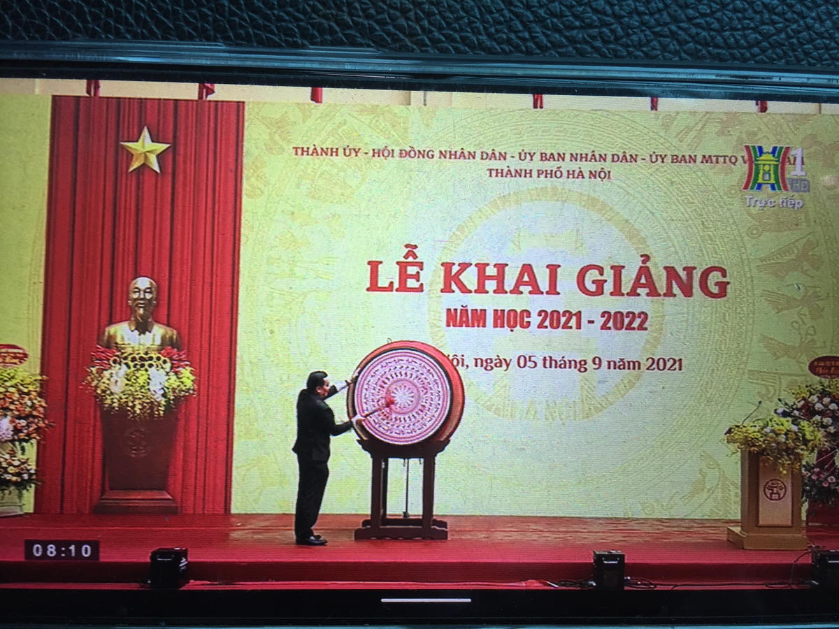 Chủ tịch UBND TP Hà Nội Chu Ngọc Anh đánh trống khai giảng năm học 2021-2022.