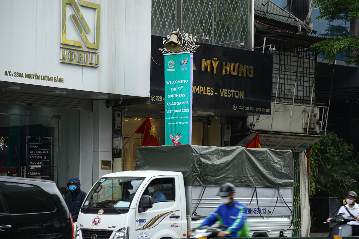 Băng rôn tuyên truyền, cổ động cho SEA Games 31 trên đường Nguyễn Lương Bằng.
