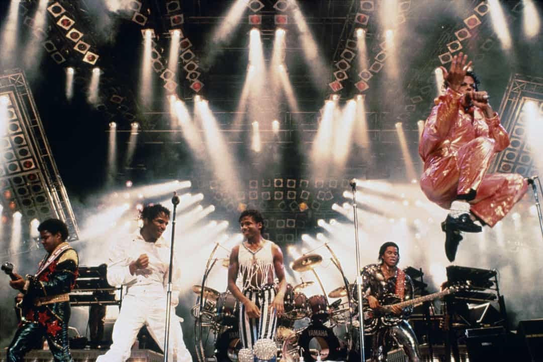 Chuyến lưu diễn Chiến thắng năm 1984 đã chứng kiến Michael Jackson và gia đình Jackson cùng nhau trên sân khấu. Nhiều người coi đây là chuyến lưu diễn “Thriller” của Jackson, với hầu hết các bài hát trong danh sách tập hợp được lấy từ các album “Off the Wall” và “Thriller”.  