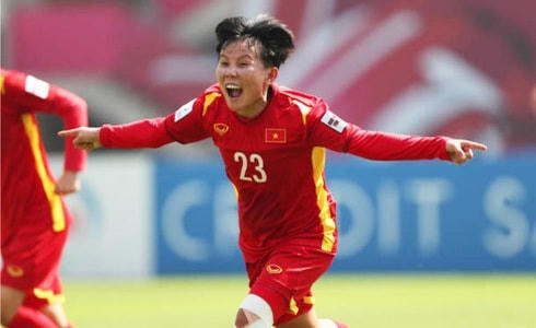 Bích Thùy đã trở thành người hùng với bàn thắng nâng tỉ số lên 2-1.