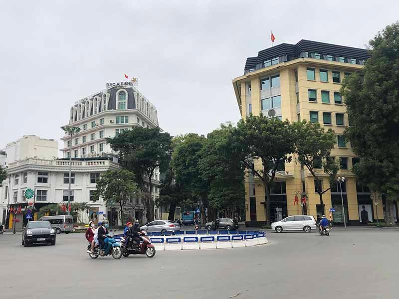 Khu vực Nhà hát Lớn dần đông người qua lại.
