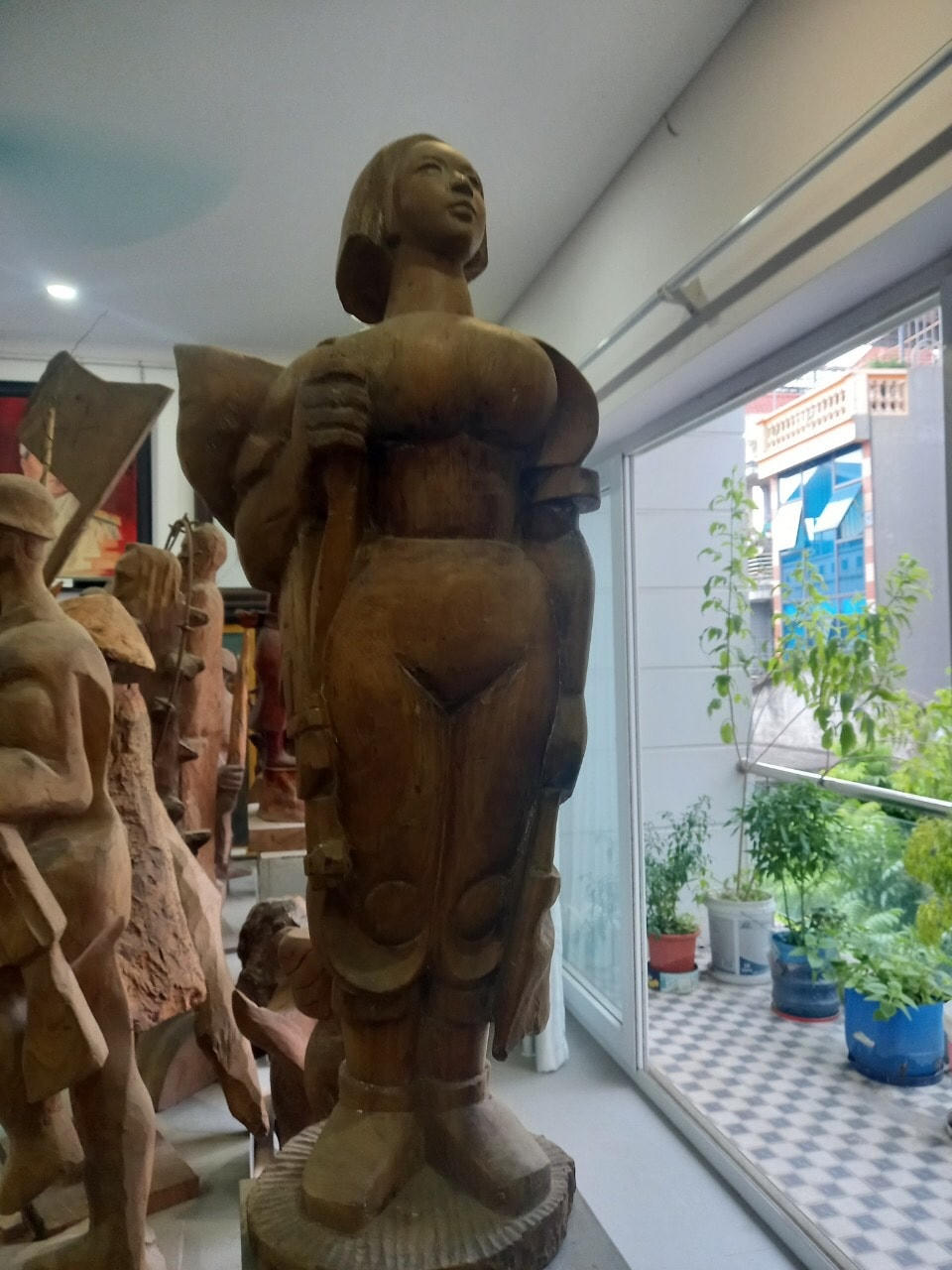 Tượng "Thiếu nữ xung phong" của Lê Duy Ứng.