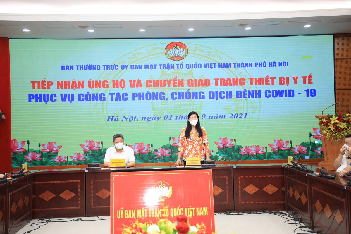 Bà Nguyễn Lan Hương phát biểu tại buổi tiếp nhận. 