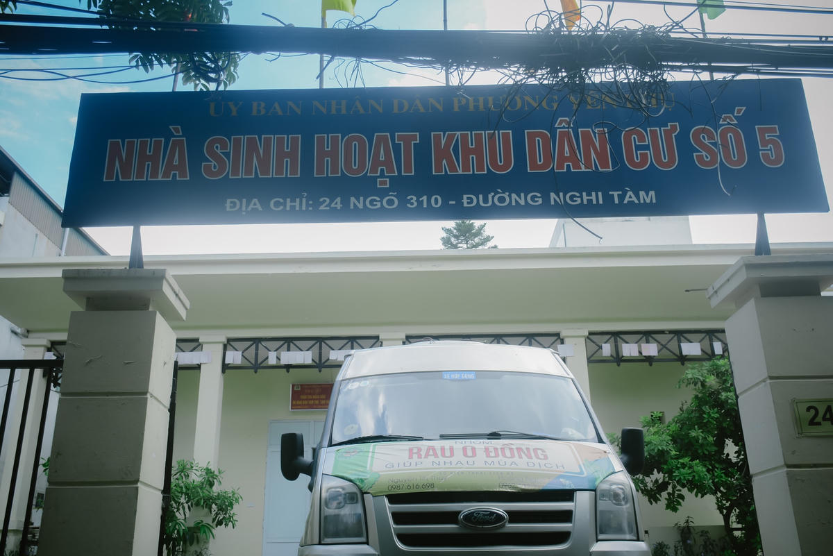 [ẢNH] Bỏ áo văn phòng, 8X đi cắt rau mang lên Hà Nội 'chia' cho người nghèo