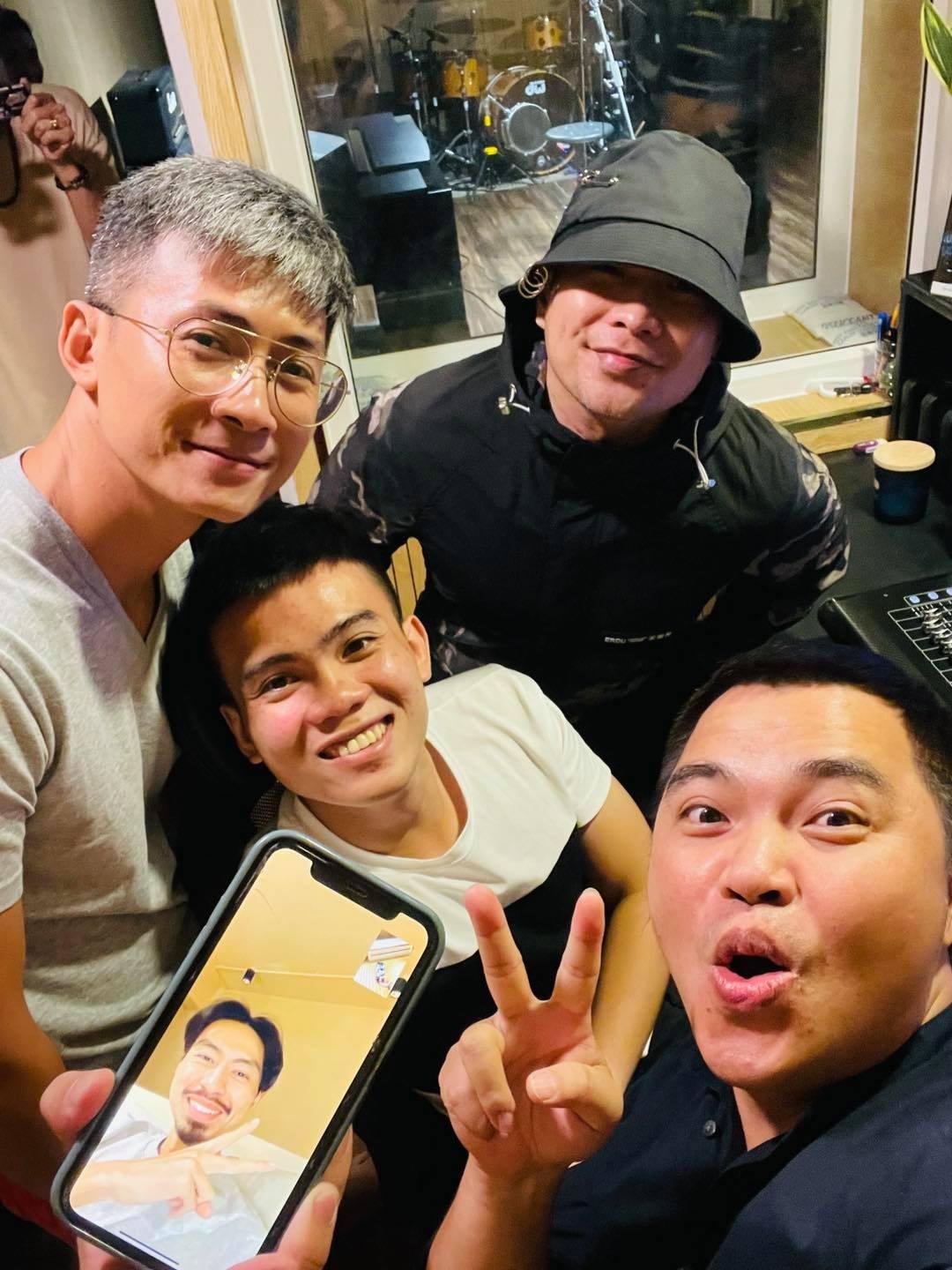 Các thành viên ban nhạc MTV gọi Facetime với Đen Vâu chia sẻ niềm vui khi MV "Trốn tìm"  lên Top 1 Trending YouTube.