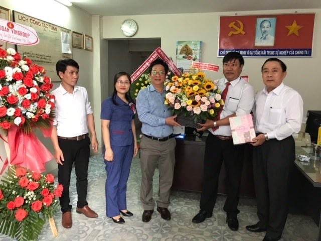 Ông Hồ Văn Mừng,Trưởng ban Tuyên Giáo Tỉnh ủy Khánh Hòa chúc mừng cán bộ, phóng viên, biên tập viên Văn phòng Báo Đại Đoàn Kết tại TP Nha Trang.
