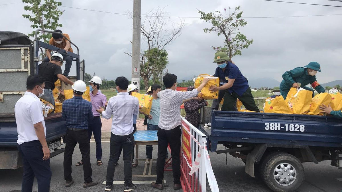 Đại diện của Công ty Cổ phần Hồng Lam Xuân Thành trao ủng hộ hơn 500 phần quà cho bà con huyện Nghi Xuân.
