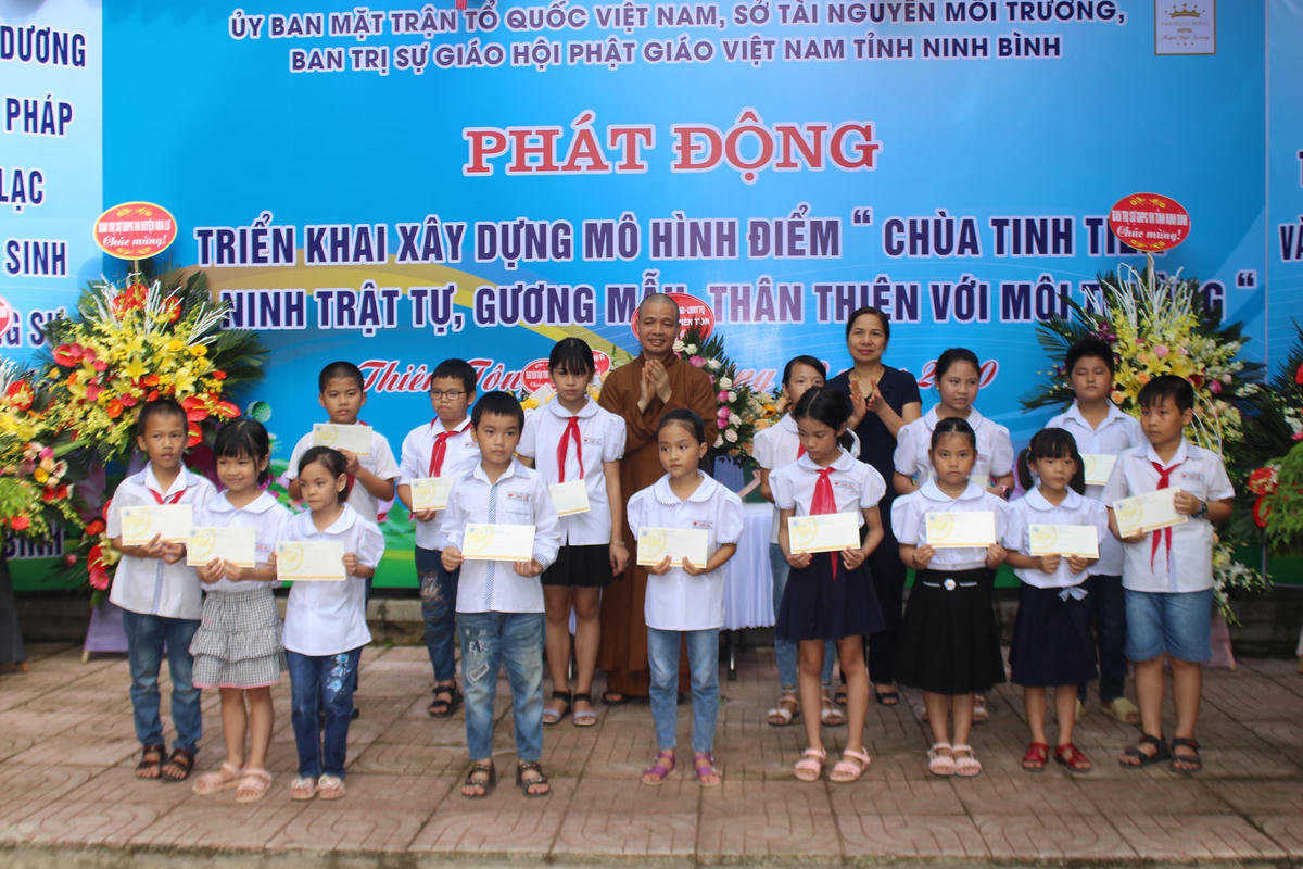 Lãnh đạo trao quà cho các em học sinh nghèo vượt khó.