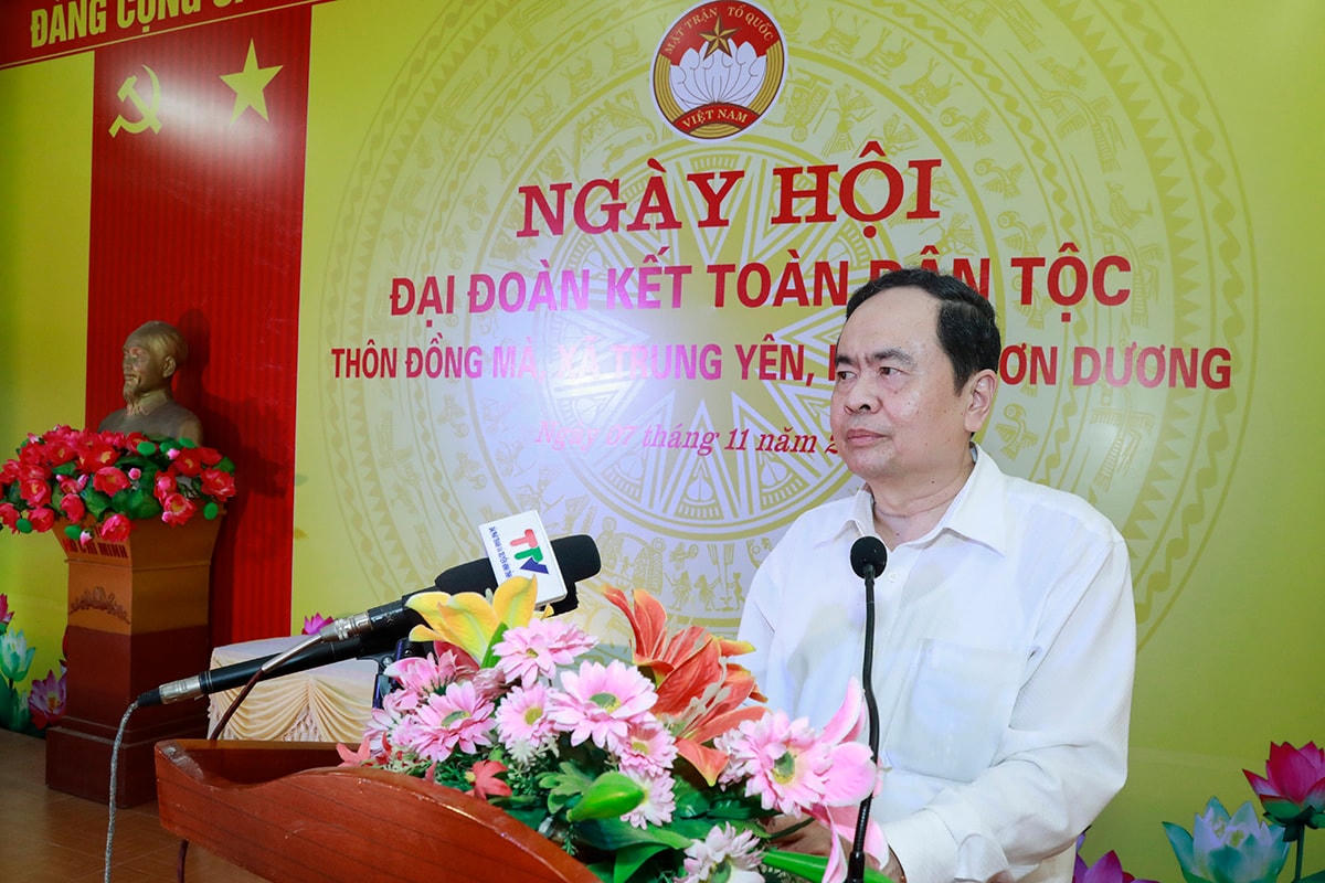 Chủ tịch Trần Thanh Mẫn trò chuyện cùng đồng bào các dân tộc thôn Đồng Mà.