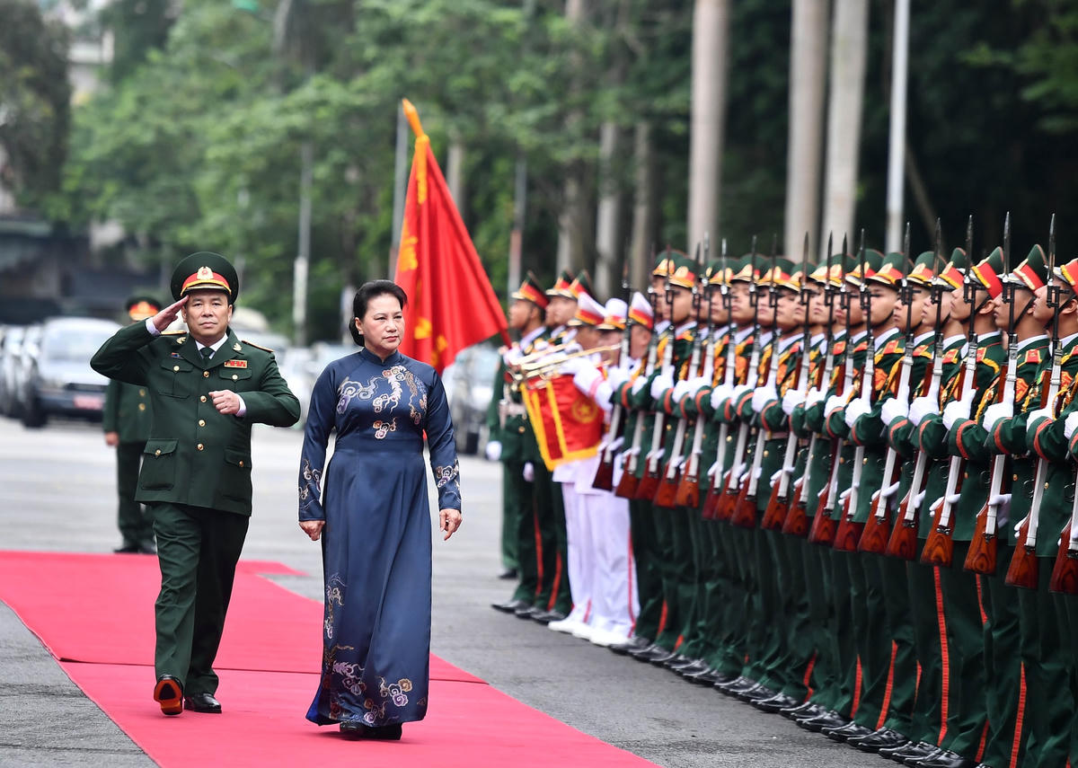 Chủ tịch Quốc hội Nguyễn Thị Kim Ngân duyệt đội danh dự. Ảnh: Trọng Hải.