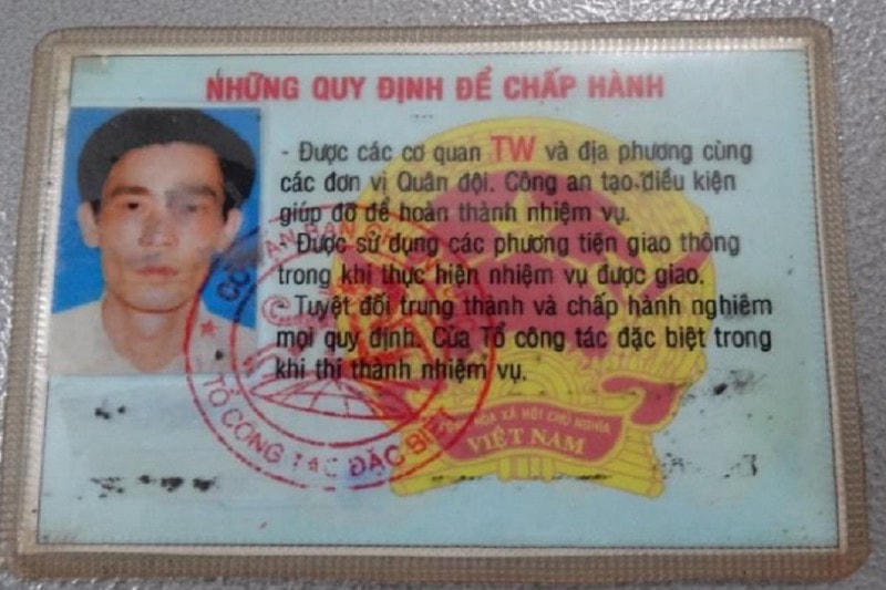 Thẻ công vụ đặc biệt giả, đối tượng Toàn sử dụng để yêu cầu tiếp cận 5 người Trung Quốc trong khu cách ly. 