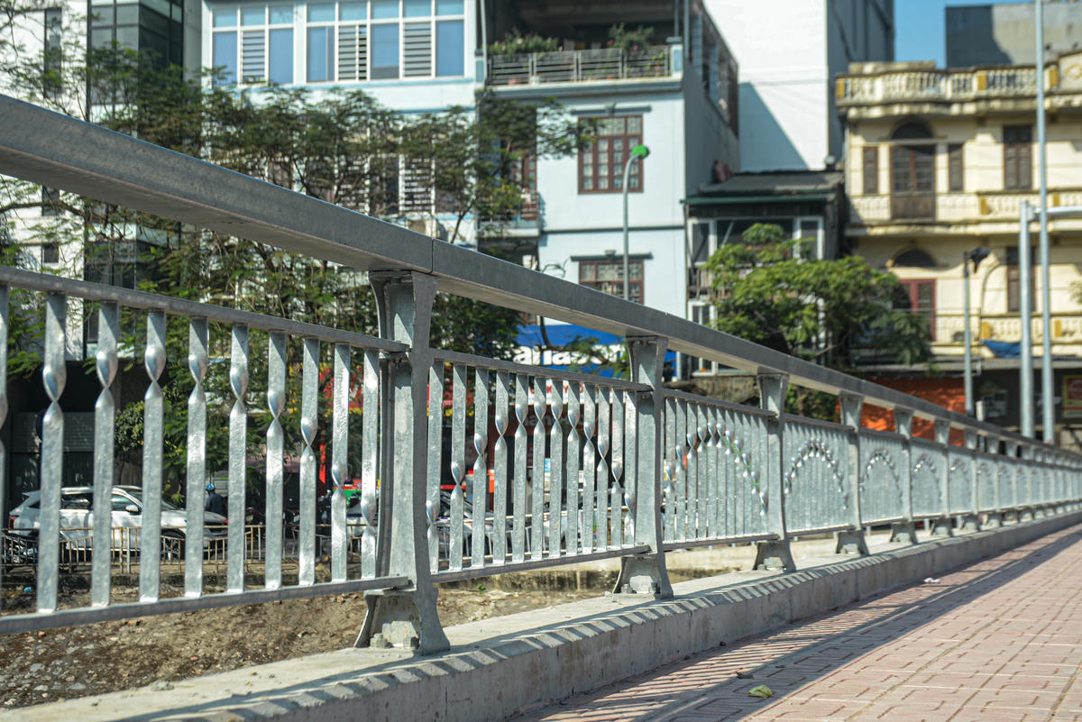 Lan can tại 2 thành cầu cũng đã được lắp đặt dành cho người đi bộ, đảm bảo an toàn giao thông.