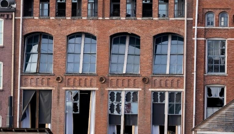 Nhiều cửa kính ở các tòa nhà tại hiện trường vỡ tan. Ảnh: AFP.