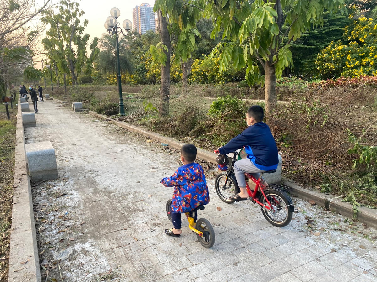 Công viên – hồ điều hoà Mai Dịch được cải tạo dần sau phản ánh
