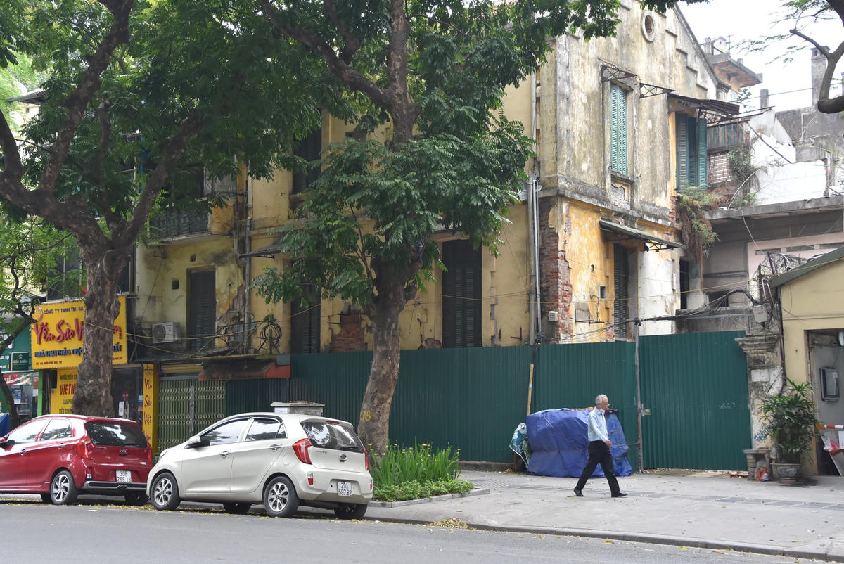 Căn biệt thự số 48 Trần Hưng Đạo (quận Hoàn Kiếm) đang xuống cấp nặng nề. Hiện bên trong căn nhà không có người ở, xung quanh được quây kín bằng tôn.