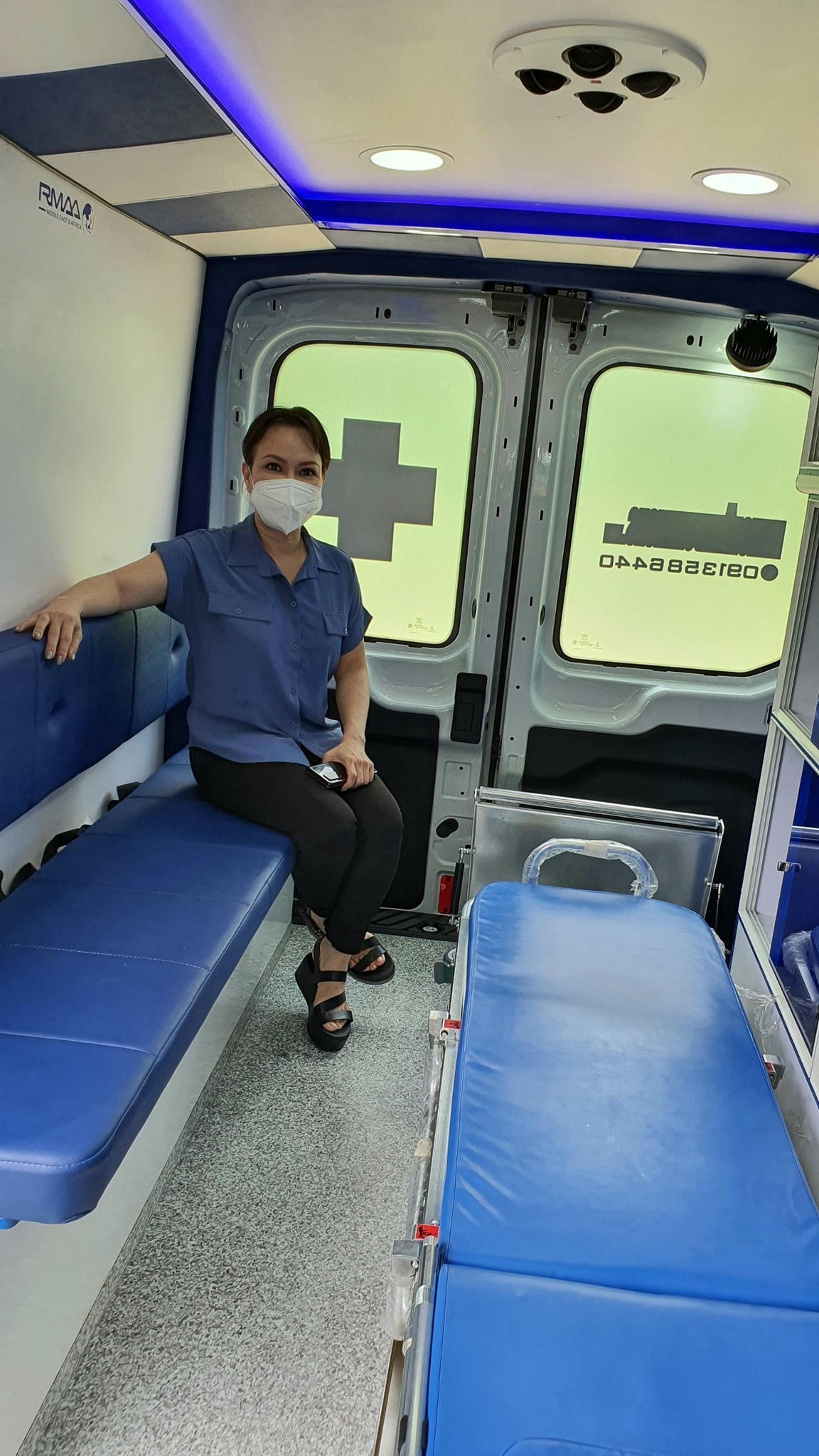 Nghệ sỹ Việt Hương và chiếc xe nhập nguyên chiếc từ Mỹ tặng ông Hải.