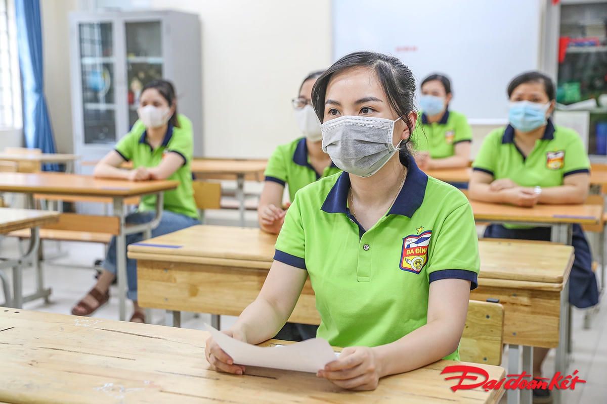 Điểm trường phân công 5 cán bộ y tế trực thường xuyên trong suốt quá trình diễn ra kỳ thi, xử lý tình huống khi phát hiện thí sinh hoặc cán bộ, giáo viên, nhân viên làm nhiệm vụ tại điểm thi có biểu hiện sốt, ho, khó thở và bất thường khác.