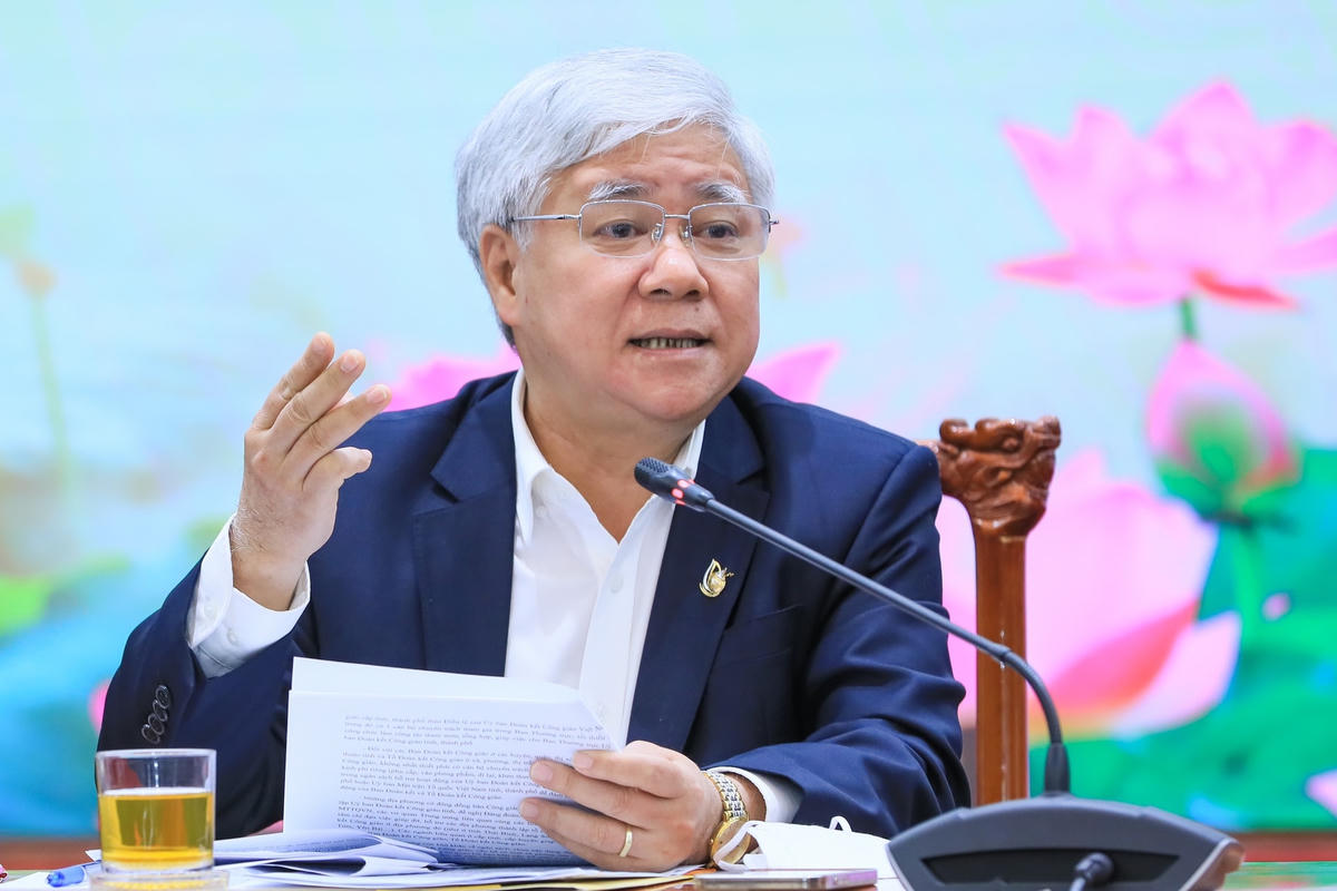 Chủ tịch Đỗ Văn Chiến trao đổi cùng các đại biểu tham dự Hội nghị. Ảnh: Quang Vinh.