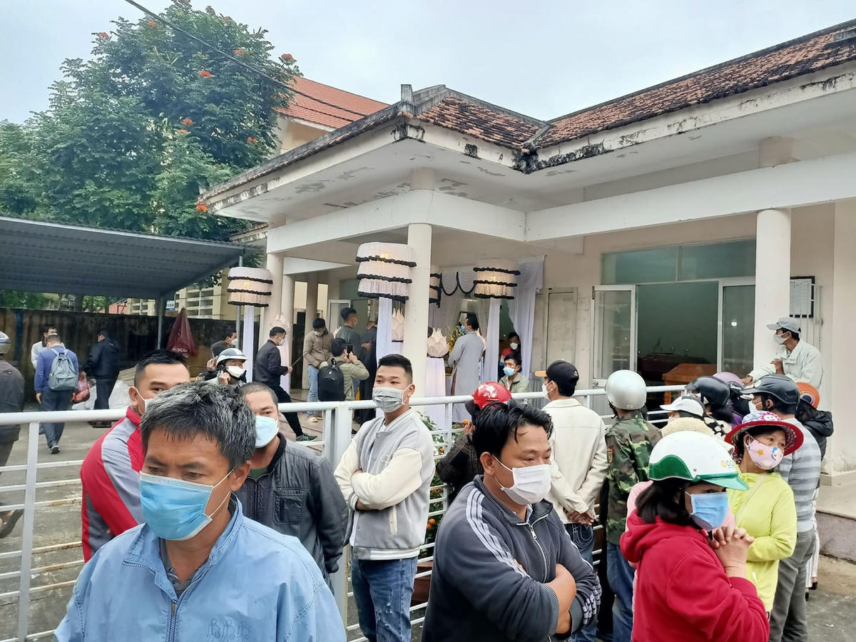 : Rất đông người dân TP Hội An đến chia buồn với người thân nạn nhân.