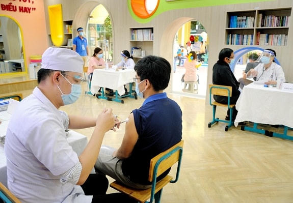 Điểm tiêm vaccine ngừa Covid-19 tại Trường Tiểu học và THCS Nguyễn Bỉnh Khiêm (quận 1, TP Hồ Chí Minh), chiều 21/6. Ảnh: Thành Khoa.