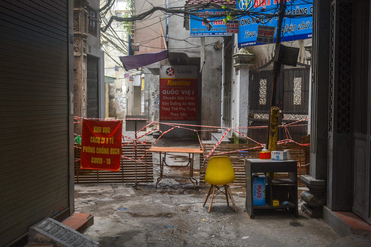 Quận Đống Đa cũng tổ chức tuyên truyền khuyến khích người dân trên địa bàn sử dụng các loại hàng hóa, lương thực, thực phẩm hiện có theo ngày, giờ đã thông báo trước ở các điểm bán hàng qua hình thức trực tuyến, app, hotline, để đảm bảo sinh hoạt bình thường. Phương thức thanh toán bằng chuyển khoản hoặc tiền mặt.