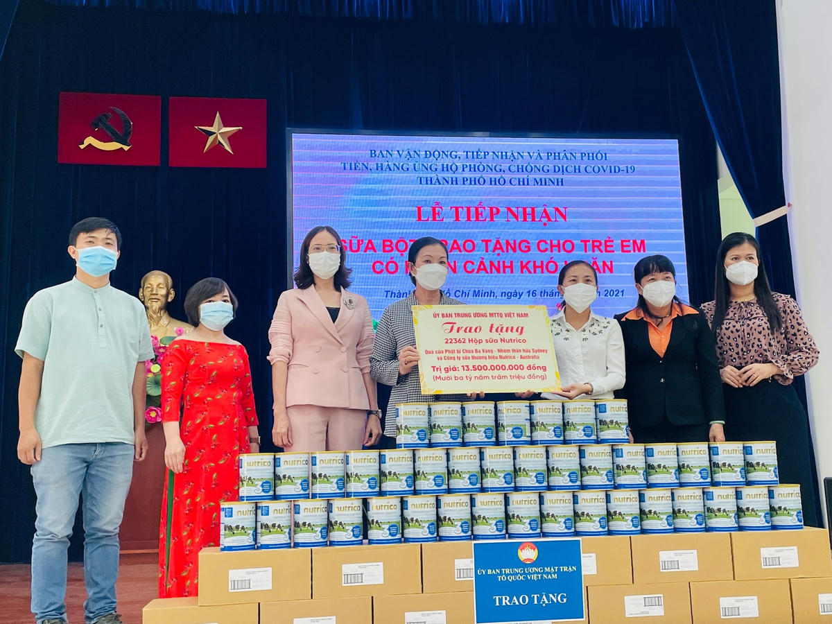 Phó Chủ tịch Trương Thị Ngọc Ánh tiếp nhận 22.362 lon sữa công thức cho trẻ sơ sinh bị ảnh hưởng bởi dịch Covid-19.