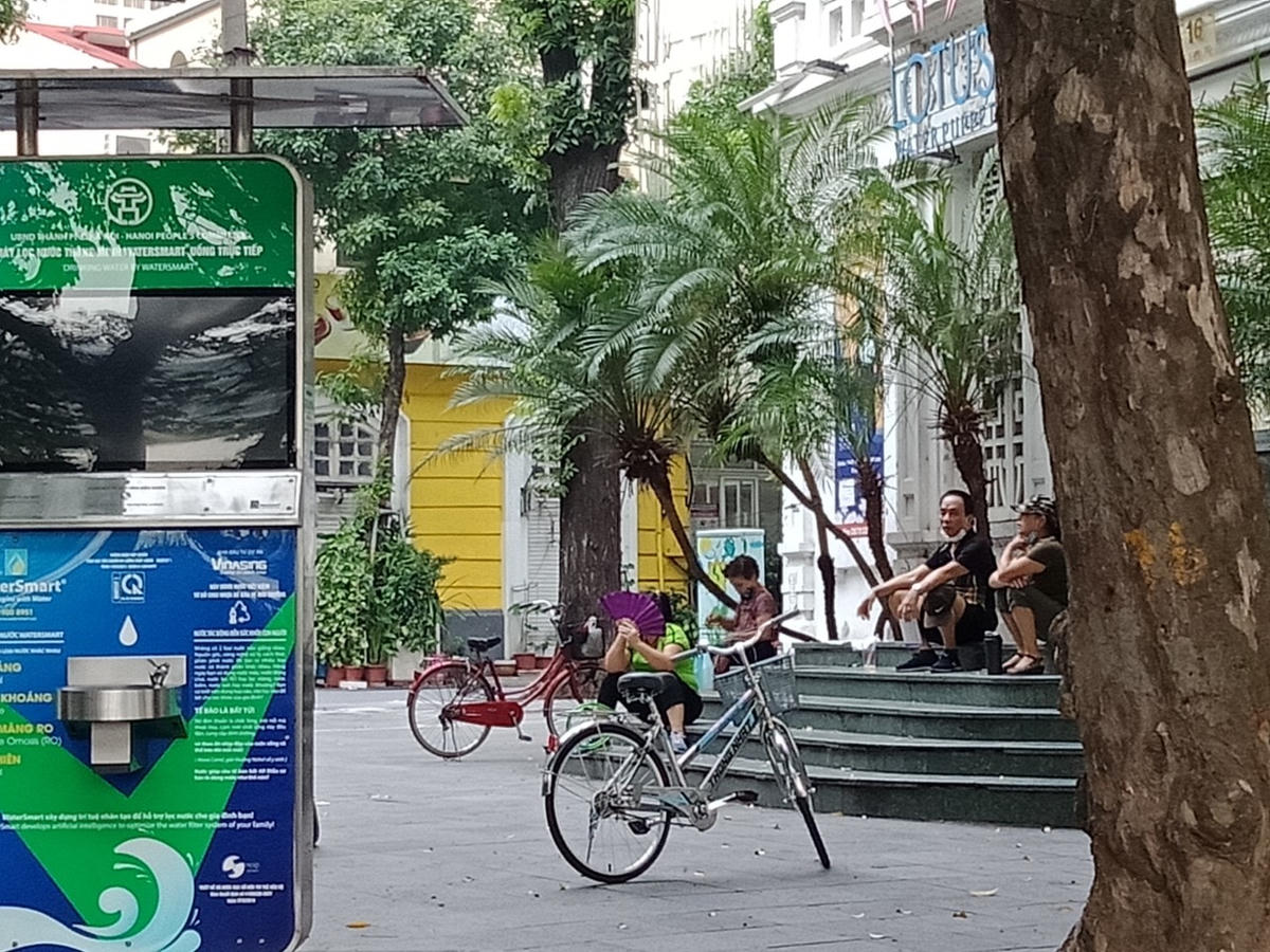 Ghi nhận của phóng viên vào sáng 22/9 tại Hồ Gươm cho thấy, người dân vẫn thảnh nhiên ra đường tập thể dục từ sáng sớm, không thực hiện biện pháp 5K.