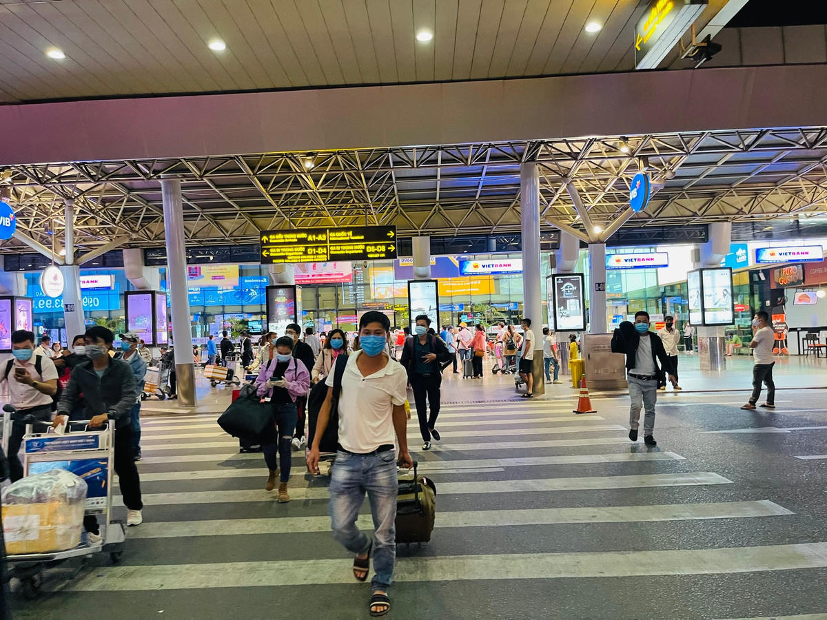 Nhiều người đang phân vân giữa việc ở lại thành phố hay về quê đón Tết. Ảnh: Kim Vân.