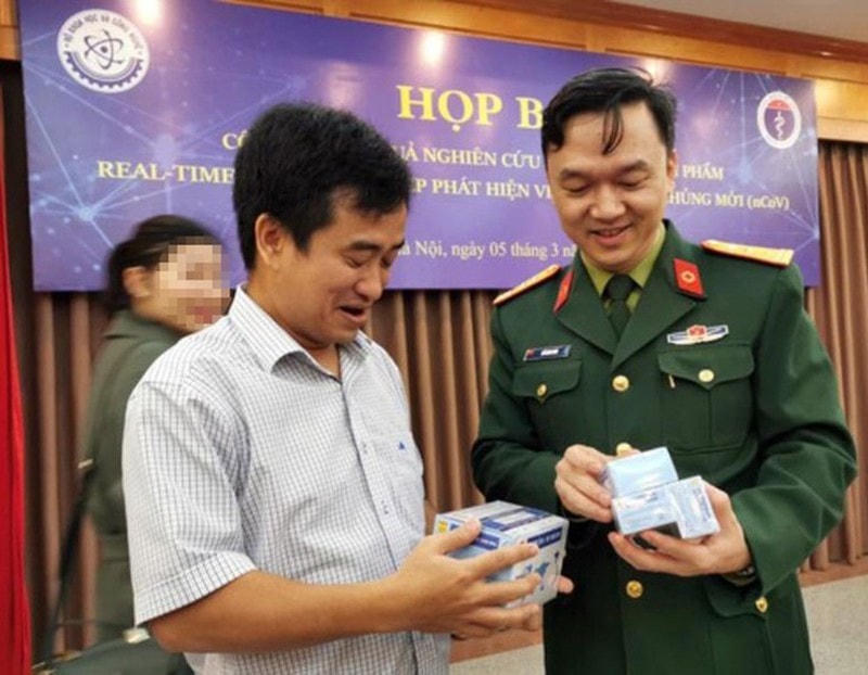 Thượng tá Hồ Anh Sơn và Phan Quốc Việt (Chủ tịch HĐQT kiêm Tổng giám đốc Công ty Việt Á) trong một lần giới thiệu bộ kit test Covid-19.