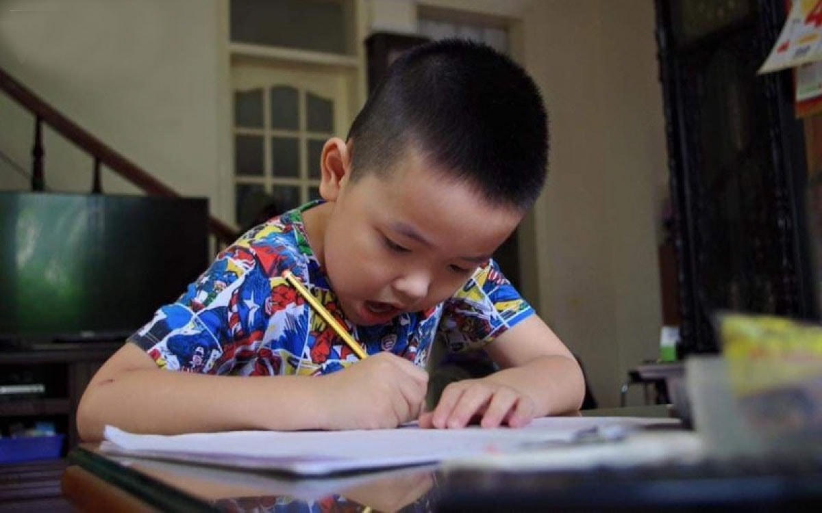 Không như ở mẫu giáo, các bé vào lớp 1 sẽ bắt đầu học thực sự.