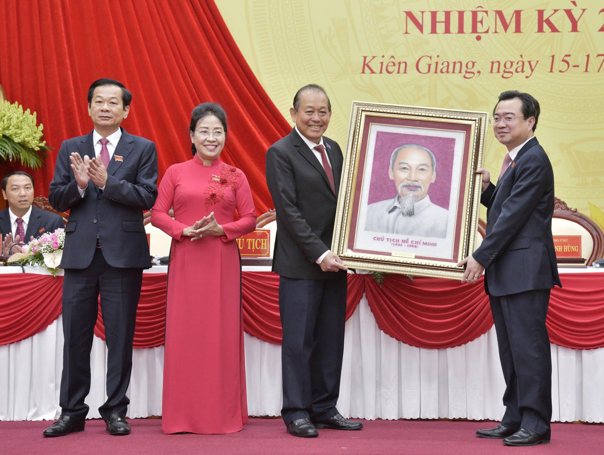 Phó Thủ tướng Thường trực Chính phủ Trương Hòa Bình trao bức hình Chủ tịch Hồ Chí Minh cho Đảng bộ tỉnh Kiên Giang.