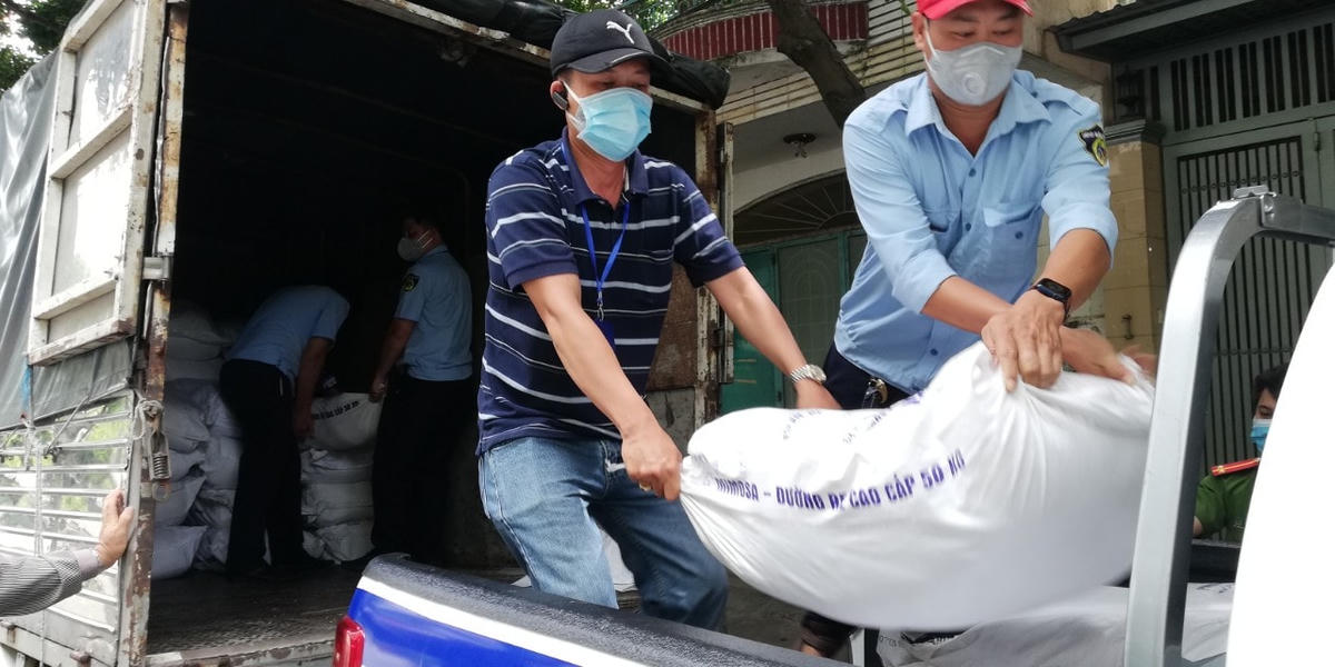 Các cán bộ MTTQ các cấp quận Tân Phú tham gia vận chuyển hàng hóa hỗ trợ phòng chống dịch Covid-19.