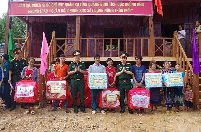 Thiếu tướng Nguyễn Văn Man luôn gắn bó với người dân vùng lũ, đồng bào dân tộc.