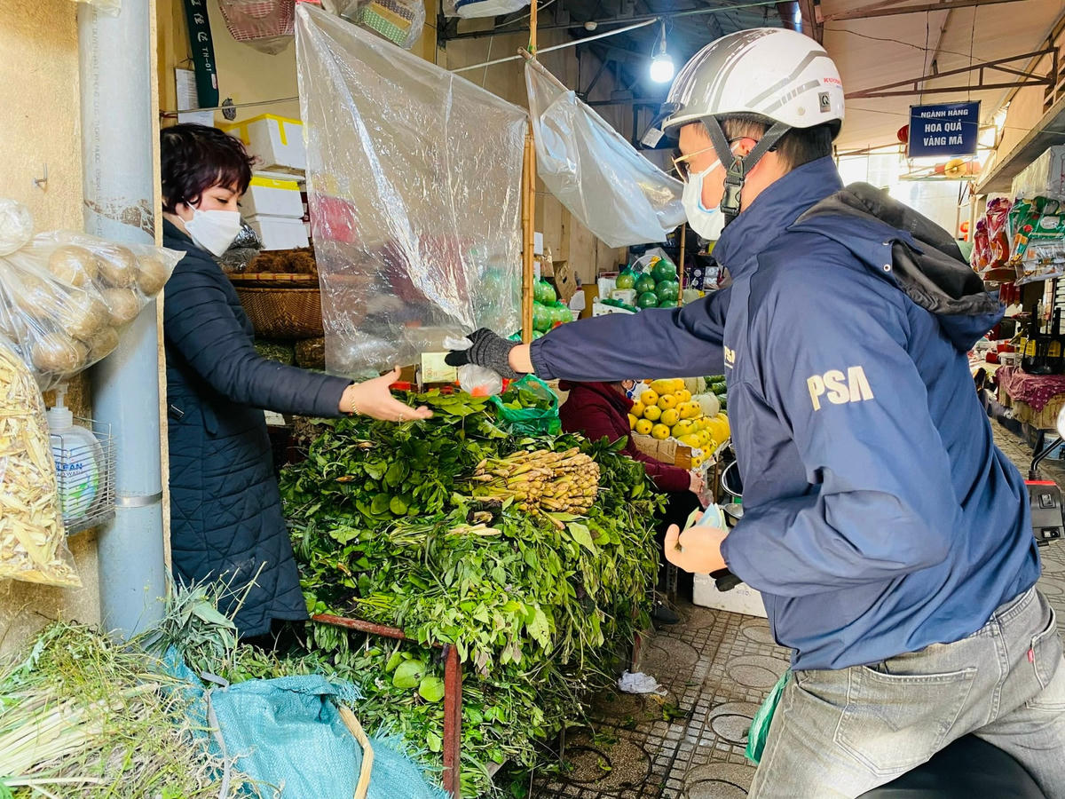 Người dân mua hàng tại chợ Ngọc Hà.
