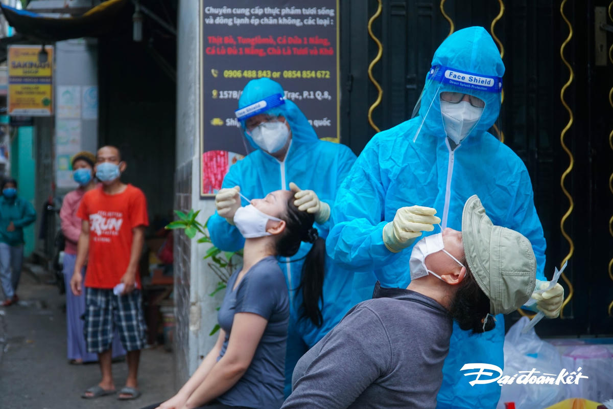Những ngày qua, tại TPHCM, đơn vị y tế cấp phường đã phối hợp cùng tổ quân y cơ động tiến hành lấy mẫu xét nghiệm nhanh kháng nguyên cho người dân thuộc vùng đỏ trên địa bàn.