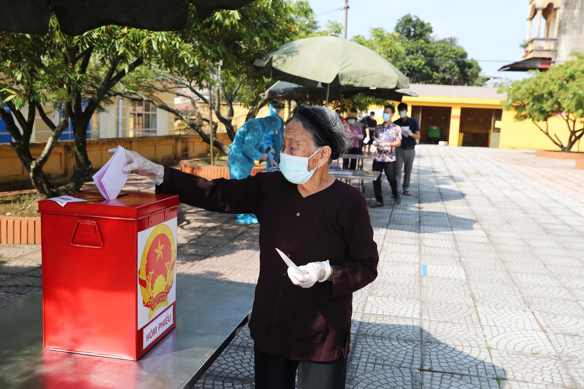 Cụ Ngô Thị Việt 85 tuổi, cử tri lớn tuổi nhất trong khu cách ly đi bỏ phiếu sớm ở khu cách ly thuộc sự quản lý của Trung đoàn 833, Bộ Chỉ huy Quân sự tỉnh Bắc Ninh.  