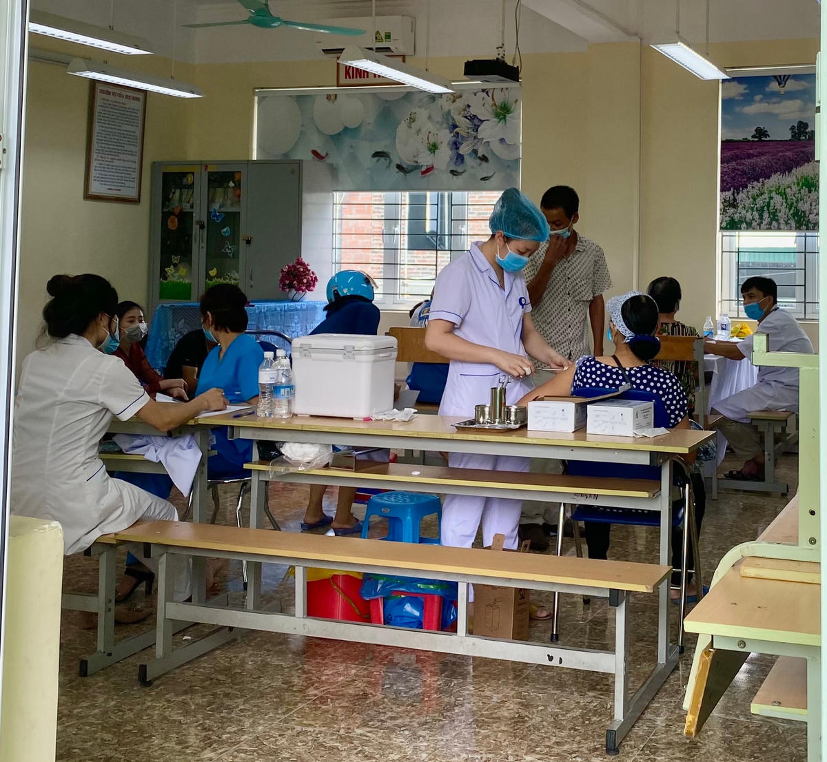 Nhân viên y tế TP Hạ Long tiêm vaccine phòng Covid-19 mũi 1 cho người dân.