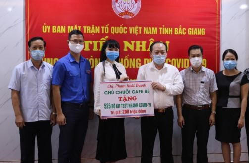 MTTQ tỉnh Bắc Giang tiếp nhận ủng hộ 525 bộ kit test nhanh Covid-19 trị giá 200 triệu đồng.