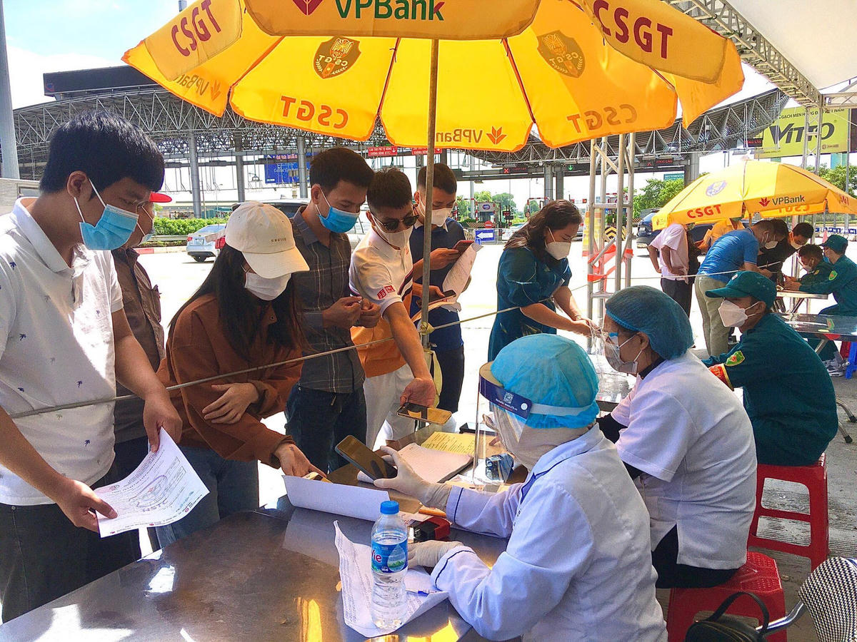 Lực lượng y tế kiểm tra nghiêm ngặt việc khai báo của người dân.