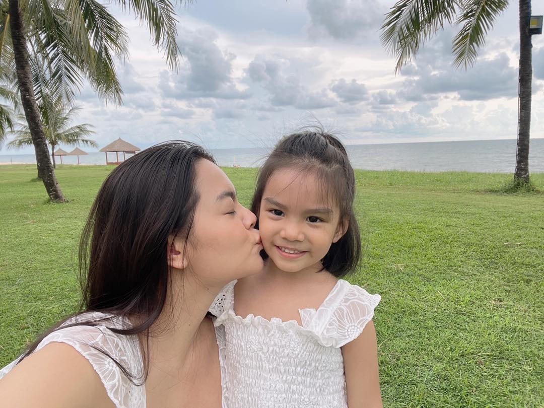 Phạm Quỳnh Anh đón một sinh nhật đáng nhớ trong mùa dịch: “Đón tuổi mới với một cảm giác chưa từng có ở bất kỳ một sinh nhật nào trước đây, chỉ biết rằng mình rất may mắn khi gia đình vẫn an toàn trong tâm dịch”.