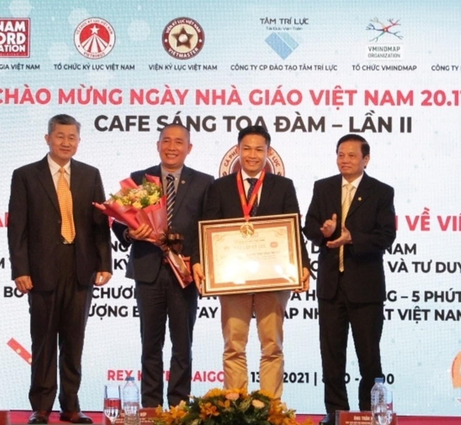 Tiến sĩ Lê Doãn Hợp (bìa phải), thay mặt Hội đồng Xác lập VIETKINGS trao Bằng xác nhận cho Kỷ lục gia thế giới Nguyễn Phùng Phong cùng các thành viên Tâm Trí Lực.
